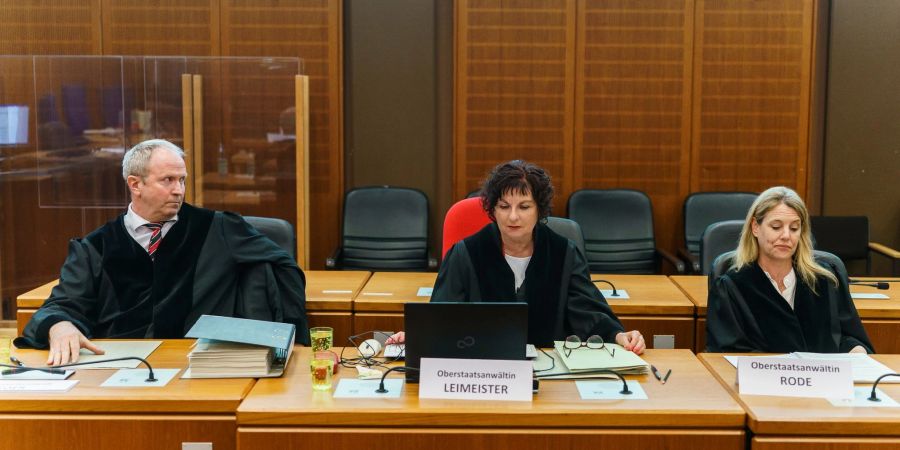 Oberstaatsanwalt Michael Loer (l-r), Oberstaatsanwältin Gisela Leimeister und Oberstaatsanwältin Nicole Rode im Gerichtssaal.