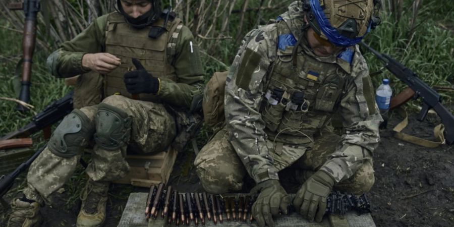 Ukrainische Soldaten bereiten ihre Munition an der Frontlinie nahe Wuhledar vor. Foto: Libkos/AP/dpa