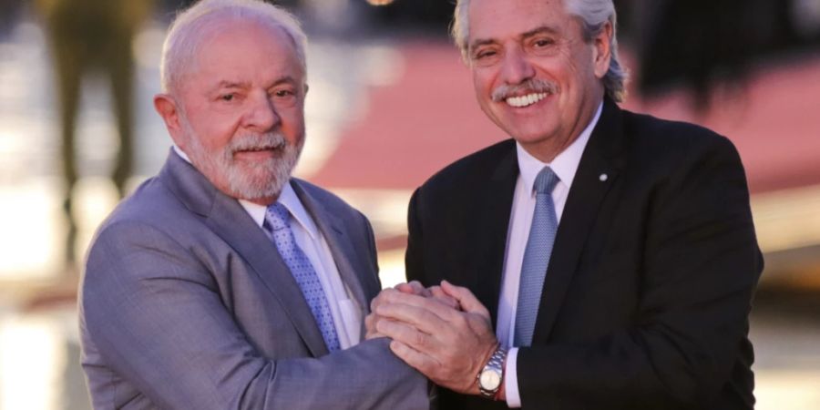 Angesicht der schweren Wirtschafts- und Finanzkrise Argentiniens sucht Präsident Alberto Fernández (rechts) im Nachbarland Brasilien nach Unterstützung. Er traf sich am Dienstag mit Staatschef Luiz Inácio Lula da Silva zu Gesprächen in der brasilianischen Hauptstadt Brasília.