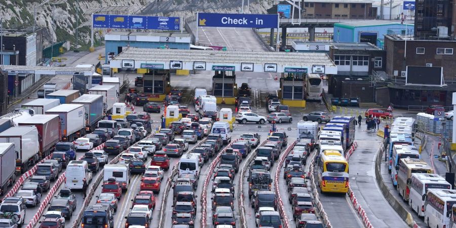 Fahrzeuge stauen sich im Hafen von Dover in Kent zu Beginn der Osterferien.