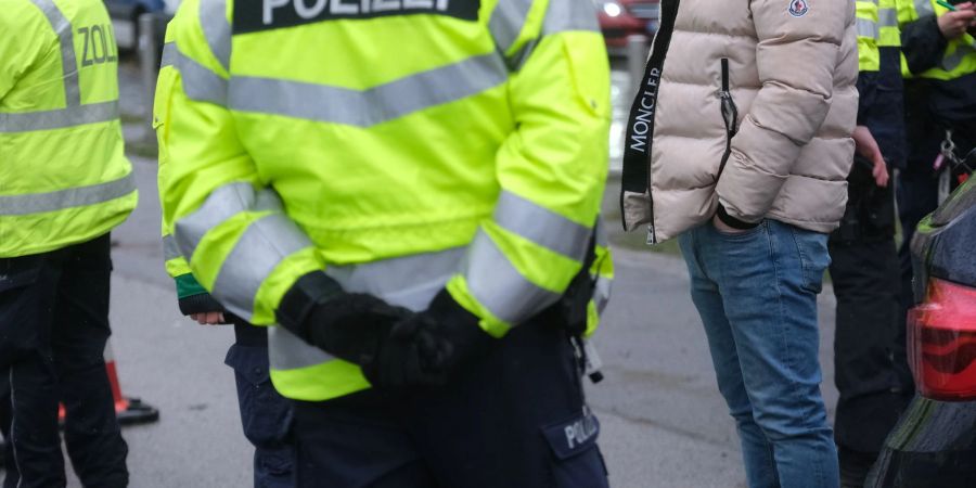 Polizisten kontrollieren auf der Eisenbahnstrasse in Leipzig einen Autofahrer.