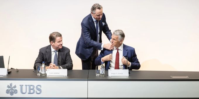 Sergio Ermotti (r) zusammen mit dem scheidenden CEO sowie dem neu ernannten Berater Ralph Hamers (M) und UBS-Verwaltungsratspräsident Colm Kelleher (l). Sergio Ermotti