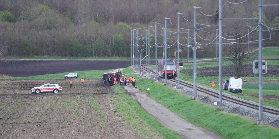 In Lüscherz BE kippte ein Zug von den Gleisen.