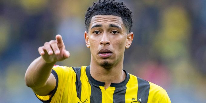Dortmunds Jude Bellingham zeigt auf die Südtribüne. Sein Einsatz in Augsburg ist unwahrscheinlich. bvb