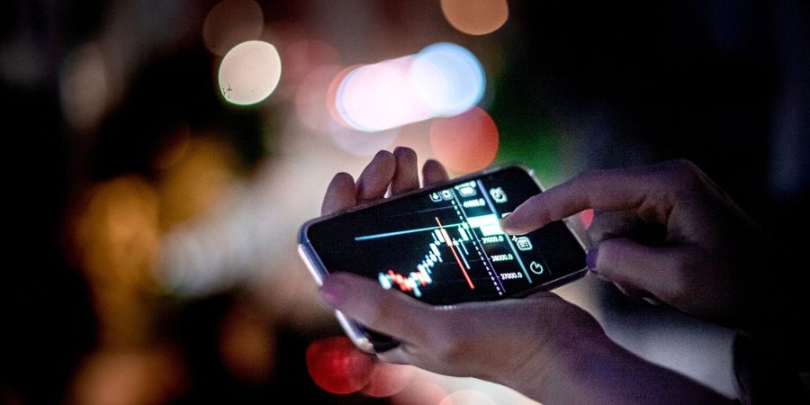 Auf dem Smartphone immer alles im Blick: Für nervöse Wertpapierbesitzer kann das mitunter nachteilig sein.