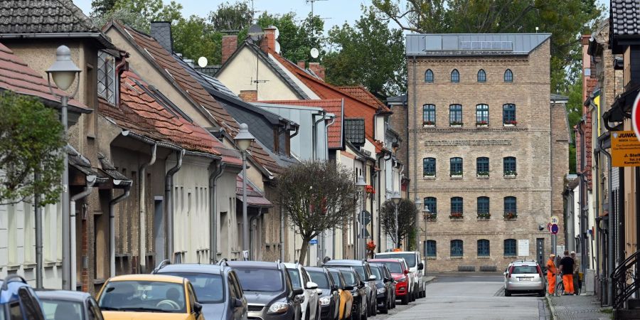 Die Innenstadt im brandenburgischen Zehdenick. Beim Kauf von Wohneigentum auf dem Land sparen Verbraucher im Schnitt fast ein Drittel des Kaufpreises.