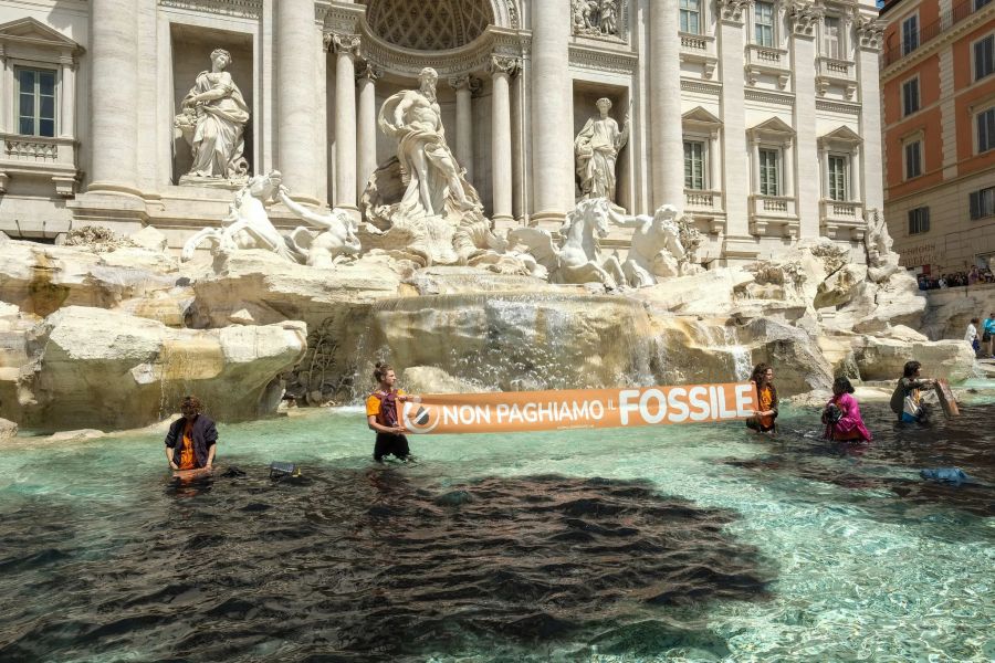 Zuvor färbten die Protestteilnehmer das Wasser des berühmten Brunnens in Rom mit Kohlestaub.