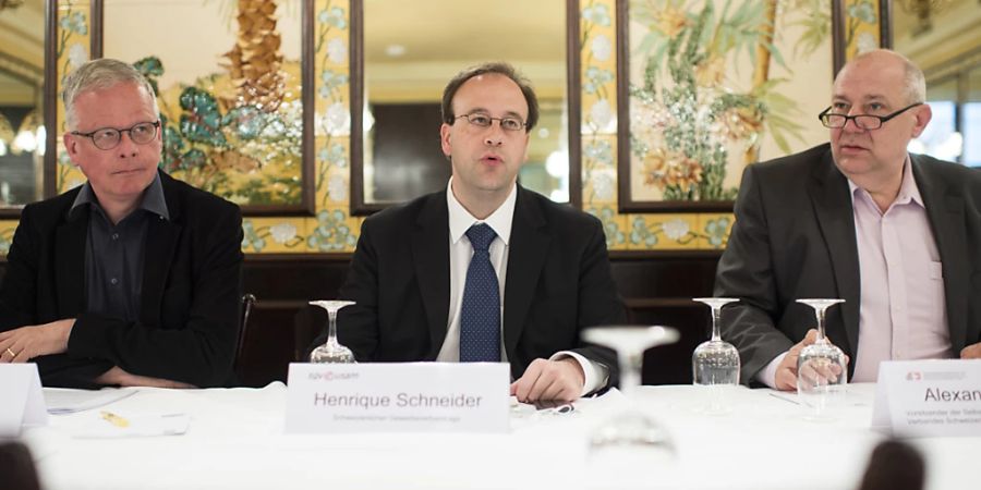 Wird nach Plagiatsvorwürfen nicht SGV-Direktor: Henrique Schneider (in der Mitte). (Archivbild)