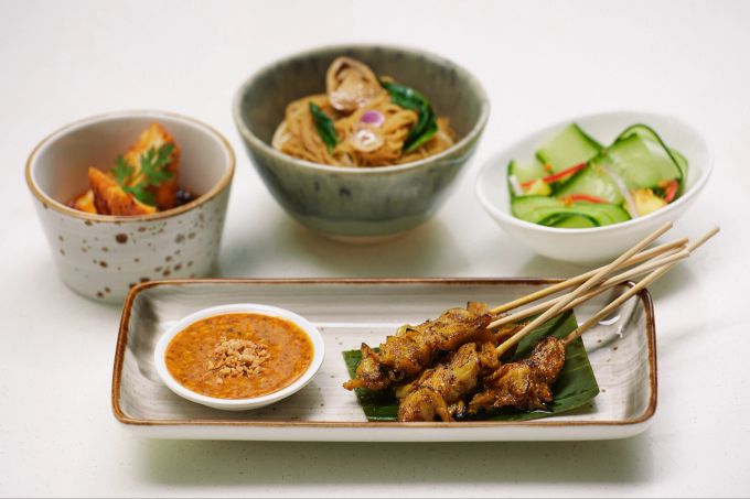 Zelluläres Fleisch schmeckt gleich und wird gleich zubereitet wie konventionelles Fleisch. Hier die Chicken Satay Spiesse der US-Firma Good Meat. Fleisch Satay Spiesse