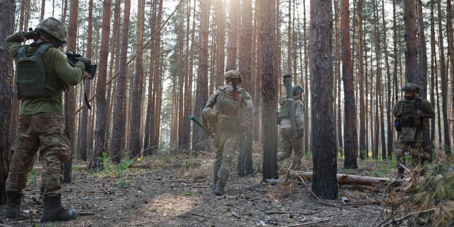 Ukrainische Soldaten an der Frontlinie in der Nähe von Kreminna.