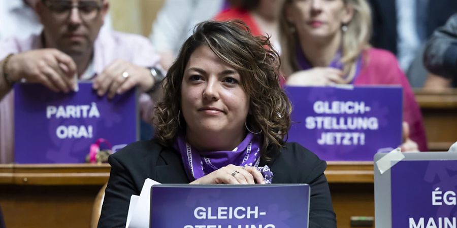 Nationalrätin Tamara Funiciello (SP/BE) und Kolleginnen und Kollegen der SP mit «Gleichstellung jetzt!»-Plakaten im Nationalratsaal. Der Rat wies indes die Mehrheit der Vorstösse der Session zur Gleichstellung ab.