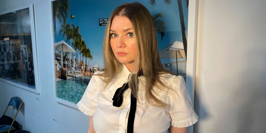 Die deutsche Hochstaplerin Anna Sorokin, auch bekannt als Anna Delvey, posiert in ihrer Wohnung in New York, um ihren Podcast «The Anna Delvey Show» zu bewerben.