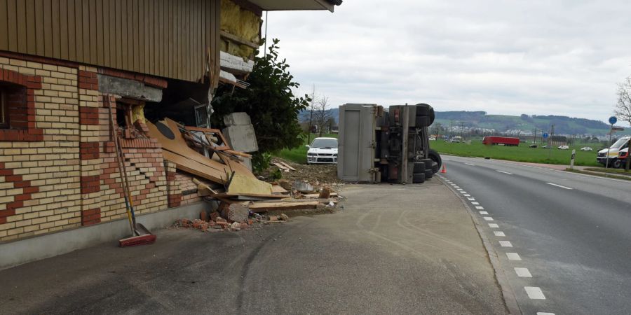 In Alberswil kippte ein Lastwagen auf die Seite.