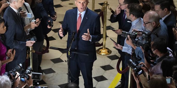 Kevin McCarthy (M), Sprecher des Repräsentantenhauses, spricht auf dem Capitol Hill mit Reportern über die Verhandlungen zur Schuldengrenze. Foto: Jacquelyn Martin/AP/dpa Kevin McCarthy (M), Sprecher des Repräsentantenhauses, spricht auf dem Capitol Hill mit Reportern über die Verhandlungen zur Schuldengrenze. Foto: Jacquelyn Martin/AP/dpa