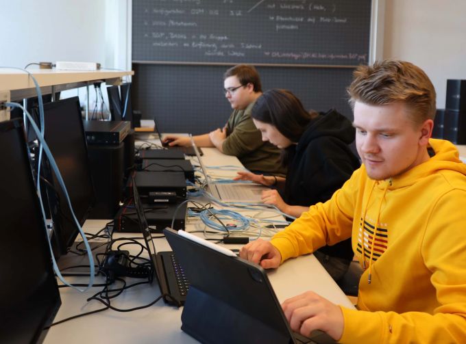Das Studium kann mit folgenden Vertiefungsrichtungen absolviert werden: Applikationsentwicklung, Systemtechnik und Elektronik/Digitalisierung. GIBZ