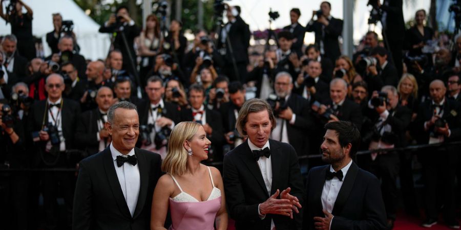 Tom Hanks (l-r), Scarlett Johansson, Wes Anderson und Jason Schwartzman posieren für die Fotografen.