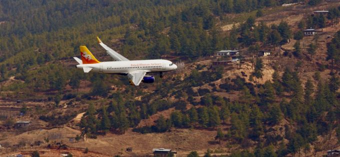Die «Royal Bhutan Airlines» fliegt übers Königreich. Die «Royal Bhutan Airlines» fliegt übers Königreich.