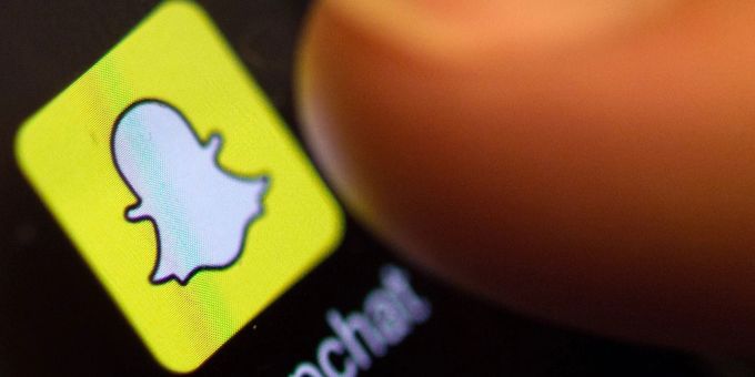 Das Logo von Snapchat auf einem Smartphone. Patrick Seeger/Deutsche Presse-Agentur GmbH/dpa Snapchat Logo