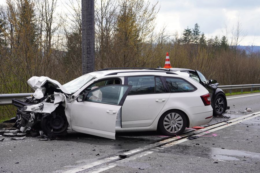 Die Autos prallten frontal ineinander – einer der Lenker verstarb an seinen Verletzungen.