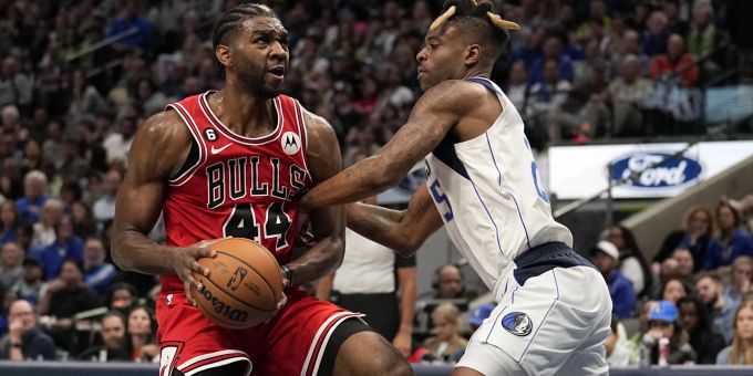 Für Reggie Bullock (rechts) und die Dallas Mavericks platzt der Playoff-Traum in der NBA. Dallas Mavericks