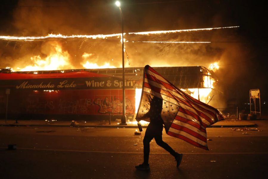 Dabei kam es auch zu Plünderungen und Brandstiftung. (Bild aus Minneapolis)