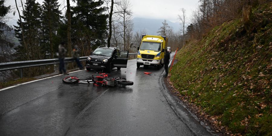 Mels: Motorrad kollidiert nach Selbstunfall mit Auto