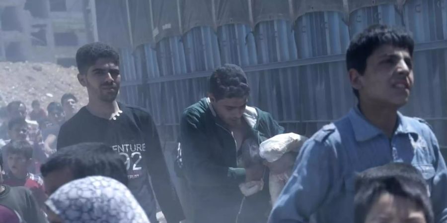 Im syrischen Duma werden - hier im Jahr 2018 im Auftrag der Regierung - Lebensmittel ausgeteilt. Foto: Hassan Ammar/AP/dpa