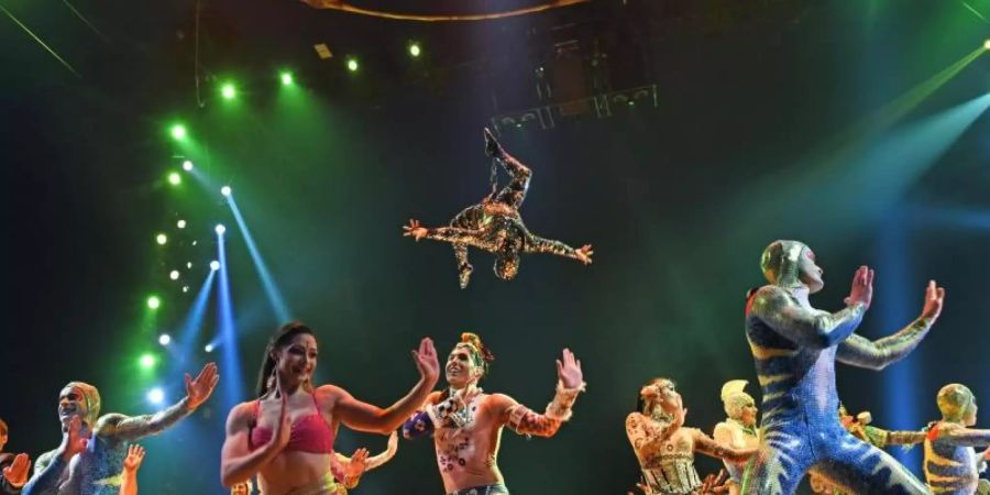 Artisten nach der Preview der Show "Totem". Das kanadische Live-Unterhaltungs-Unternehmen Cirque du Soleil beantragt Insolvenzschutz und entlässt vorerst rund 3480 Mitarbeiter. Foto: Ursula Düren/dpa