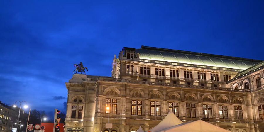 ARCHIV - Die Wiener Staatsoper, aufgenommen am Abend. Foto: Jens Kalaene/dpa-Zentralbild/dpa