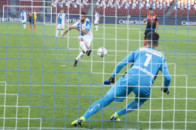 Nassim Ben Khalifa (GC) verschiesst in der 17. Minute den Penalty. Grasshopper Club Zürich