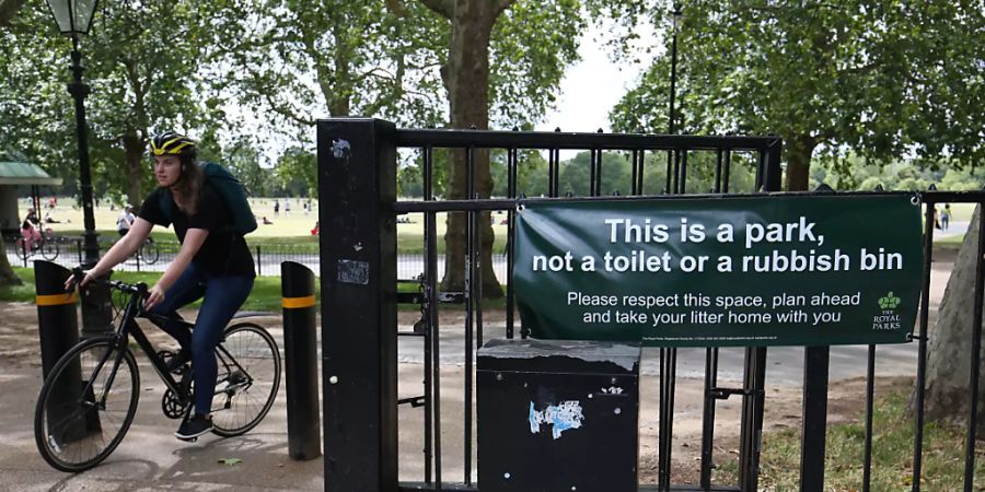 Ein Transparent mit der Aufschrift «Das ist ein Park und keine Toilette oder  Müllhalde» hängt an einem Eingang zum Hyde Park. Foto: Jonathan Brady/PA Wire/dpa