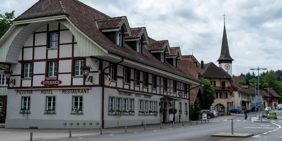 Das Restaurant Sternen und das alte Zentrum mit Kirchturm an der Schwarzenburgstrasse in Köniz.