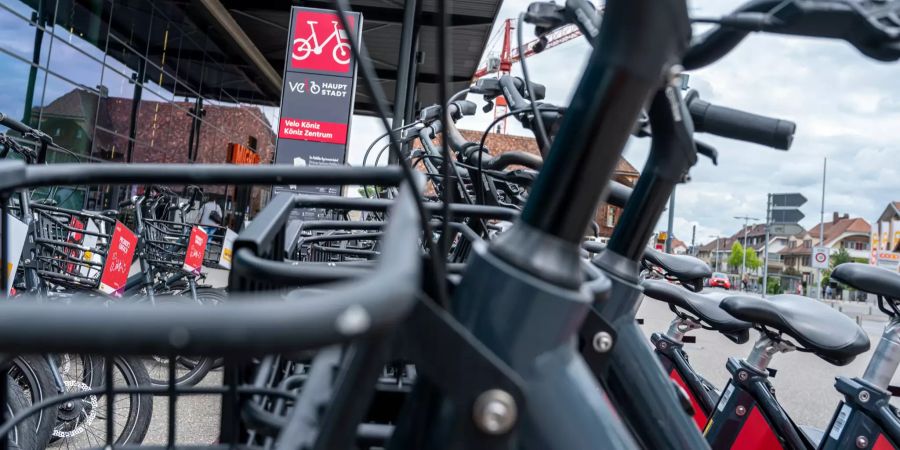 Velo Köniz und PubliBike-Station im Zentrum von Köniz.