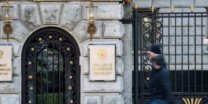 Passanten gehen an der russischen Botschaft in Berlin-Mitte vorbei. Foto: Bernd von Jutrczenka/dpa botschaft berlin-mitte