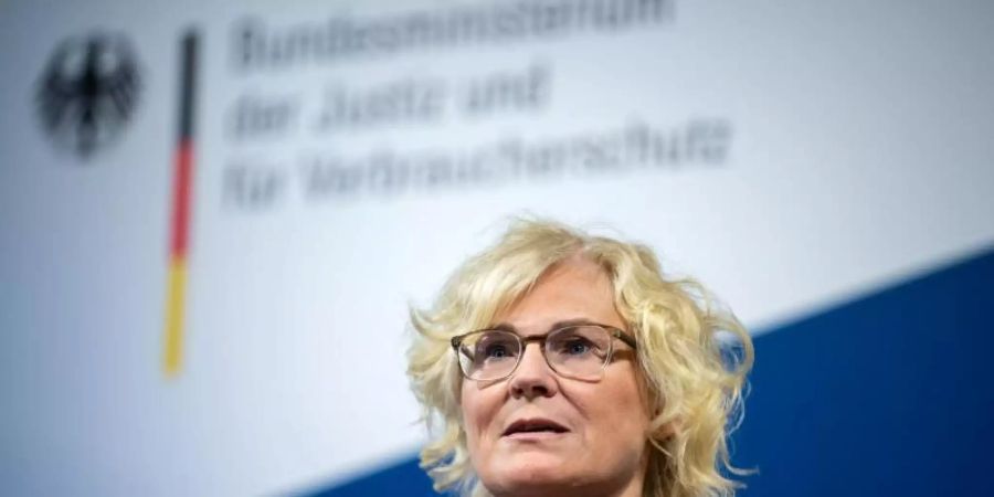 Justizministerin Christine Lambrecht: «Senden das ganz klare Signal aus, dass wir diese Taten nicht hinnehmen.». Foto: Bernd von Jutrczenka/dpa