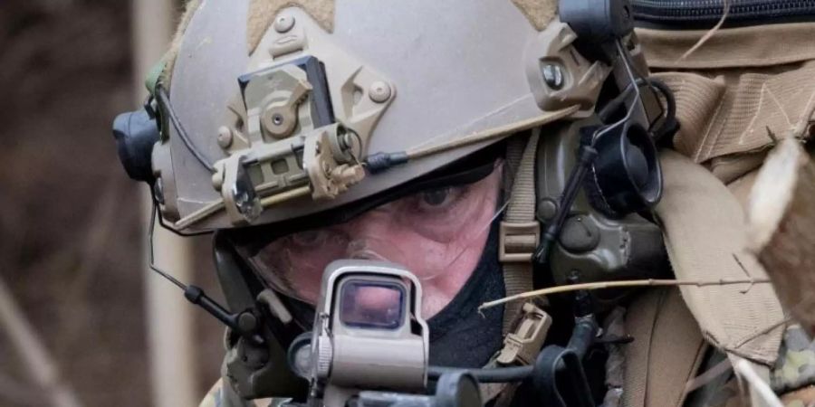 Ein deutscher Bundeswehrsoldat der Eliteeinheit Kommando Spezialkräfte (KSK) trainiert den Häuserkampf.