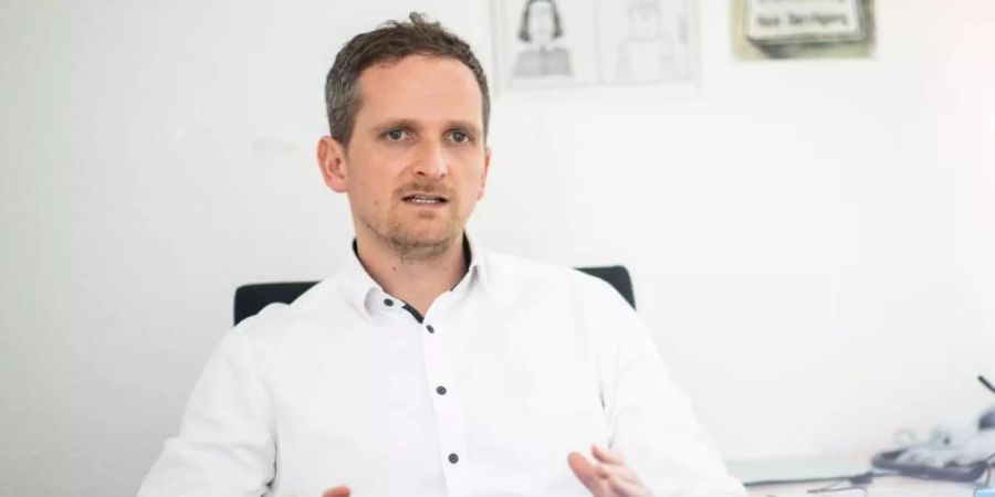 Kampf gegen die Corona-Ausbreitung: In den Gesundheitsämtern versuchen «Virus-Detektive» wie Lutz Ehlkes, Infizierte aufzuspüren. Foto: Marcel Kusch/dpa