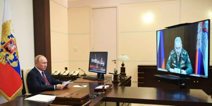 Putin bei seinem Videotelefonat mit Schoigu Putin bei seinem Videotelefonat mit Schoigu
