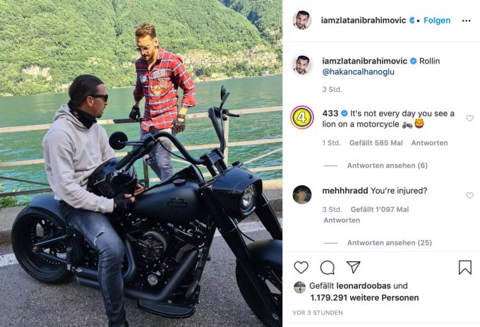 Zlatan Ibrahimovic (l.) und Teamkollege Hakan Calhanoglu (r.) vergnügen sich mit einer Fahrt auf dem Motorrad. Zlatan Ibrahimovic