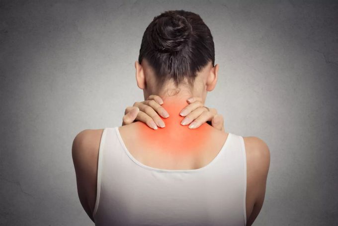 Fibromyalgie ist noch nicht komplett erforscht. Frau mit Schmerz