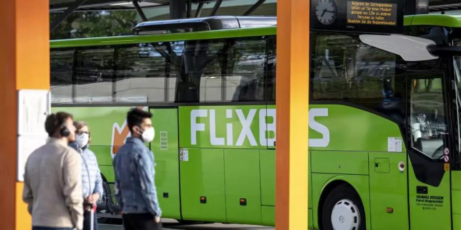 Nach gut zwei Monaten Corona-Stillstand fahren wieder Busse des Anbieters Flixbus auf innerdeutschen Strecken. Foto: Fabian Sommer/dpa