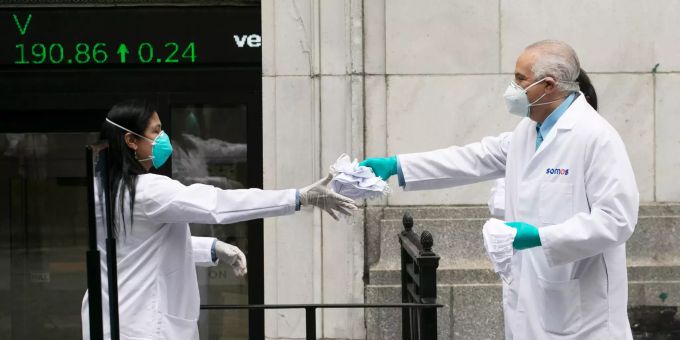 Zehntausende Ärzte und Krankenpfleger in den USA haben sich nach Angaben der Gesundheitsbehörde CDC mit dem Coronavirus angesteckt. gesundheitspersonal USA