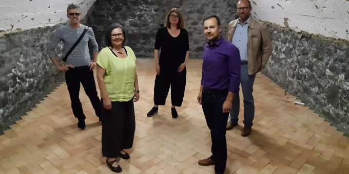 Die Arbeitsgruppe Familienzentrum im Gewölbekeller der Liegenschaft Reburg. V.l.n.r. Ruedi Gasser, Leiter Jugendarbeit Oberes Rheintal; Silvia Hermann-Segmüller, Leiterin Familienzentrum; Ursula Stadlmüller, Fachstelle Integration Rheintal; Roman Zimmermann, Bereichsleiter Soziales Stadt Altstätten; Daniel Schelling Stadtrat Familienzentrum Altstätten