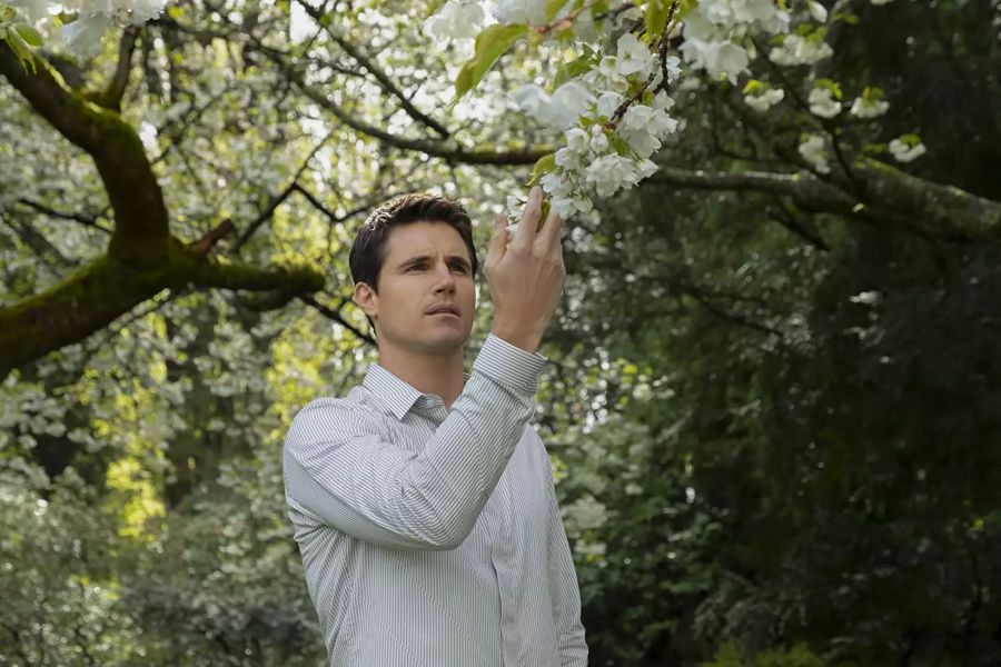 Nathan (Robbie Amell) erkundet die Umgebung von Lakeview.