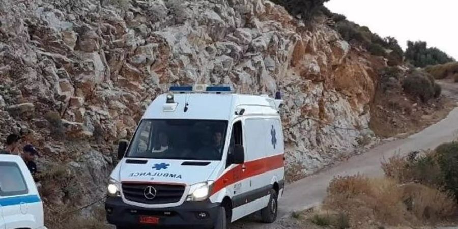 Ein Krankenwagen im Einsatz. (Symbolbild). Foto: Nikos Litsardis/ikariaki.gr/AP/dpa