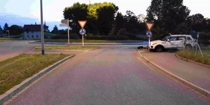 Am Auto entstand Totalschaden. Kreisel