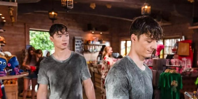 Ludwig (Heiko Lochmann, r) und Danny (Roman Lochmann) laufen sich zufällig im Europa-Park in Rust über den Weg. Foto: Warner Bros./dpa Ludwig (Heiko Lochmann, r) und Danny (Roman Lochmann) laufen sich zufällig im Europa-Park in Rust über den Weg. Foto: Warner Bros./dpa