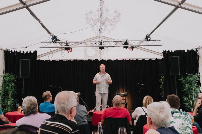 Rolf Hiltebrand eröffnet den Abend und stellt die Künstler vor