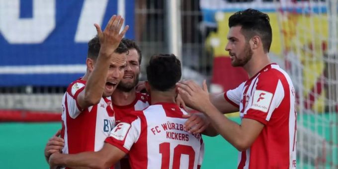 Die Würzburger Kickers steigen als zweite Mannschaft direkt in die 2. Liga auf. Foto: Daniel Karmann/dpa Die Würzburger Kickers steigen als zweite Mannschaft direkt in die 2. Liga auf. Foto: Daniel Karmann/dpa