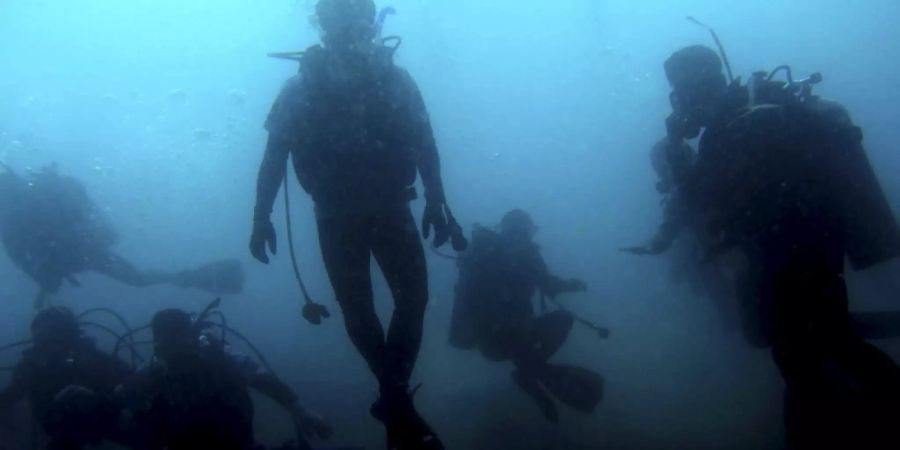 Polizeitaucher fanden den vermissten Mann tot im Wasser. (Symbolbild)